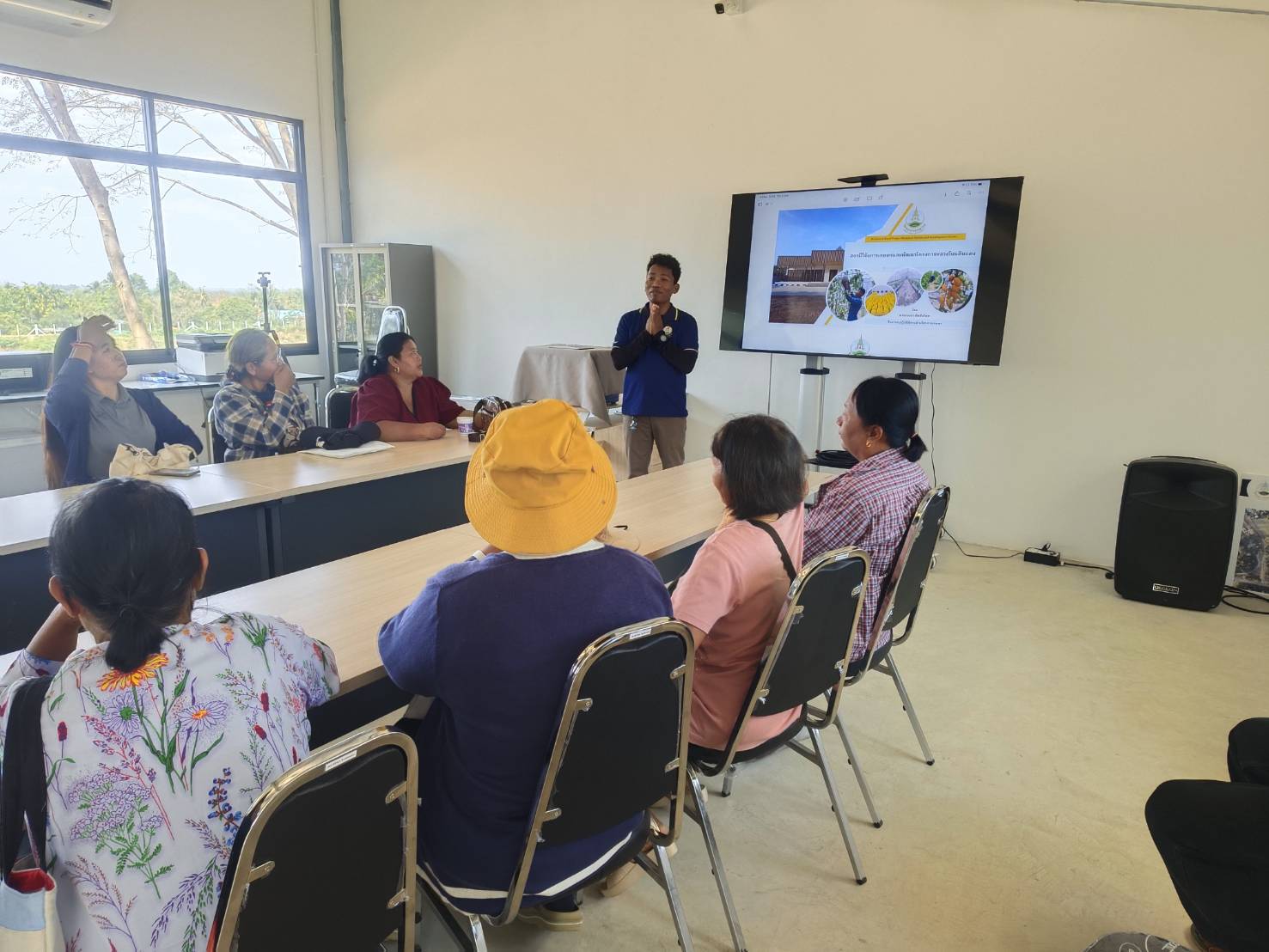 title - วันที่ 23 มกราคม 2569 นายประเสริฐ กาญจนเกียรติกุล ปฏิรูปที่ดินจังหวัดบุรีรัมย์ มอบหมายให้นายธงชัย ใจกล้า เจ้าหน้าที่ปฏิรูปที่ดิน นำเกษตรกรภายใต้โครงการพัฒนาเกษตรกรรมยั่งยืนในเขตปฏิรูปที่ดินจำนวน 11 ราย เข้าศึกษาดูงานสถานีวิจัยการเกษตรและพัฒนาโครงการหลวงโนนดินแดง